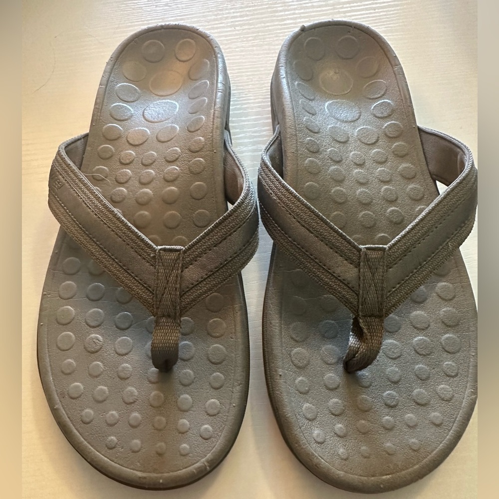 VIONIC ORTHAHEEL flip flops Size 8 GREY sandals gray